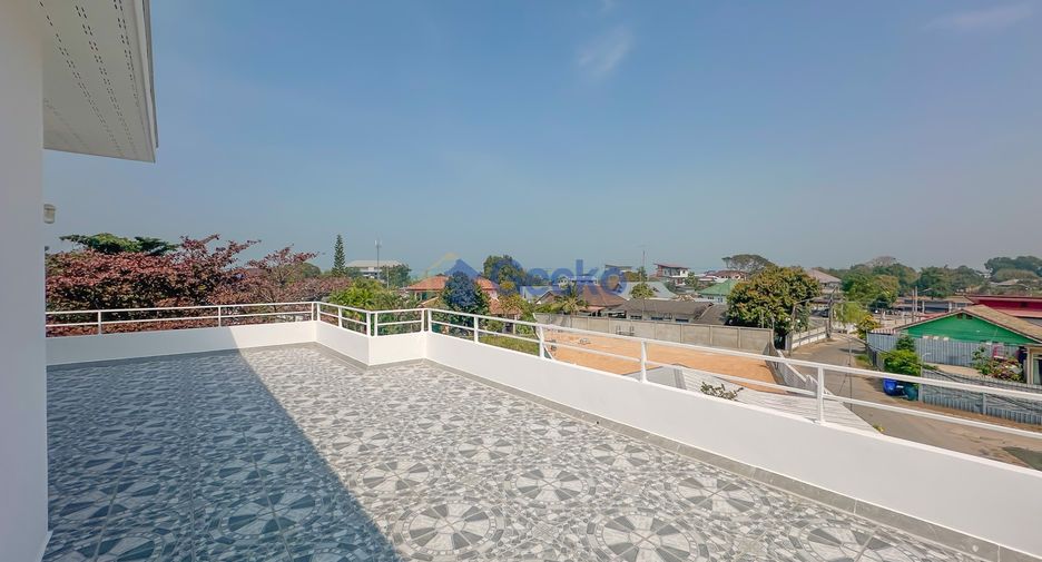 For rent そして for sale 4 ベッドルーム house in Sattahip, Chonburi