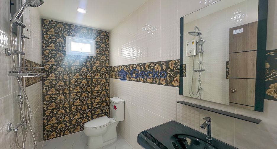 For rent そして for sale 4 ベッドルーム house in Sattahip, Chonburi