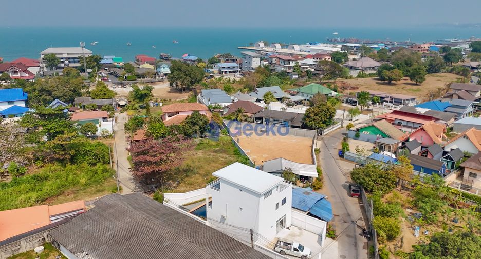 For rent そして for sale 4 ベッドルーム house in Sattahip, Chonburi