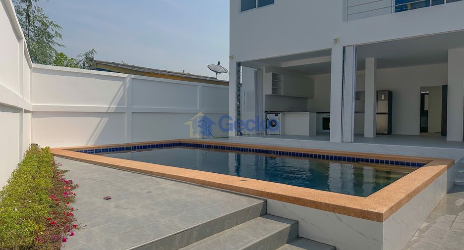 For rent そして for sale 4 ベッドルーム house in Sattahip, Chonburi