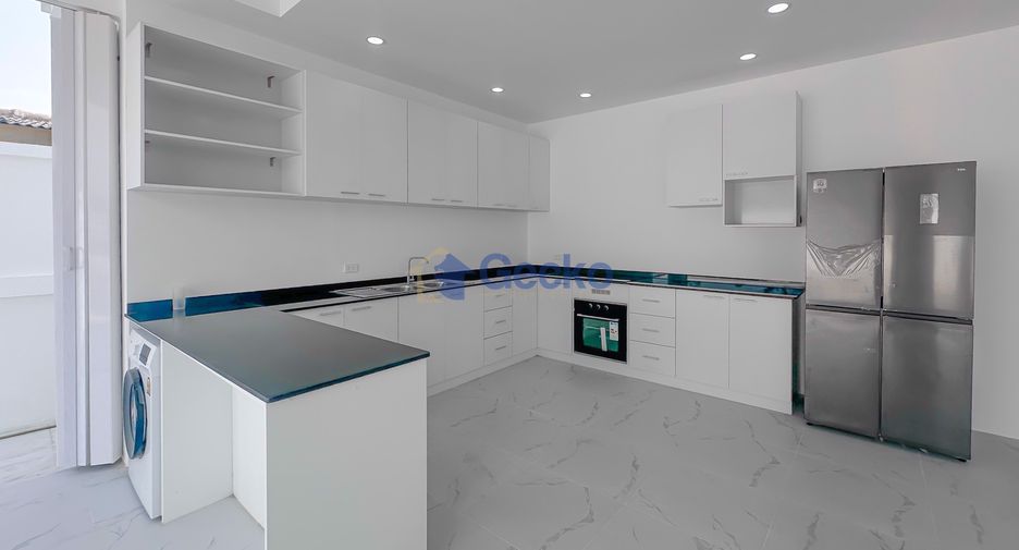 For rent そして for sale 4 ベッドルーム house in Sattahip, Chonburi