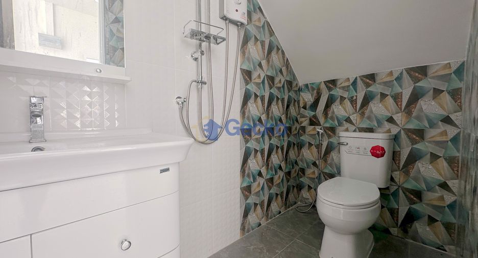 For rent そして for sale 4 ベッドルーム house in Sattahip, Chonburi
