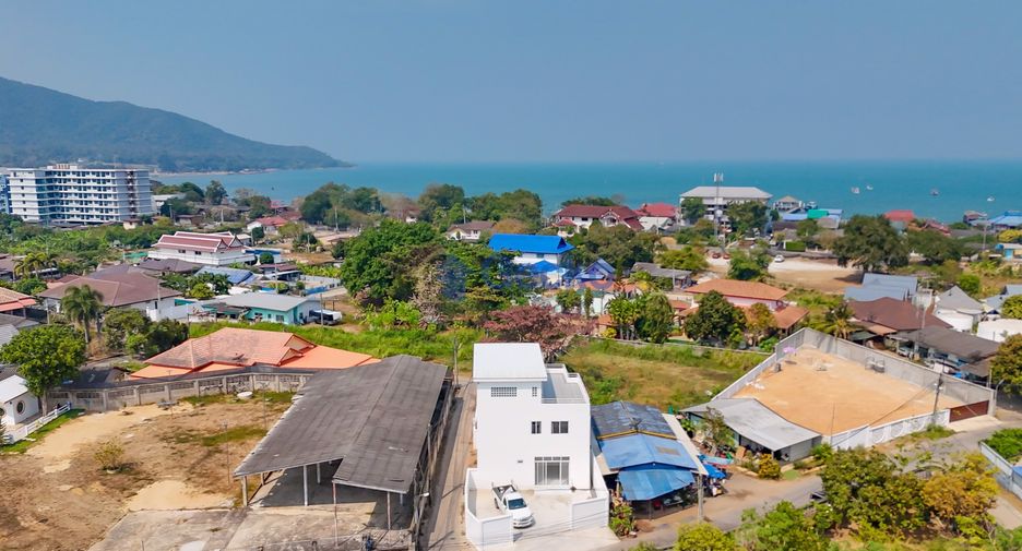 For rent そして for sale 4 ベッドルーム house in Sattahip, Chonburi