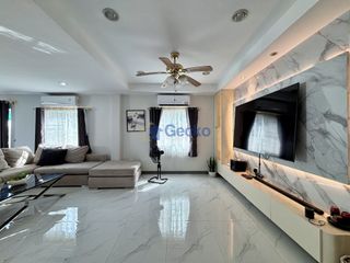 Casa en alquiler de 3 habitaciones en Bang Lamung, Chonburi