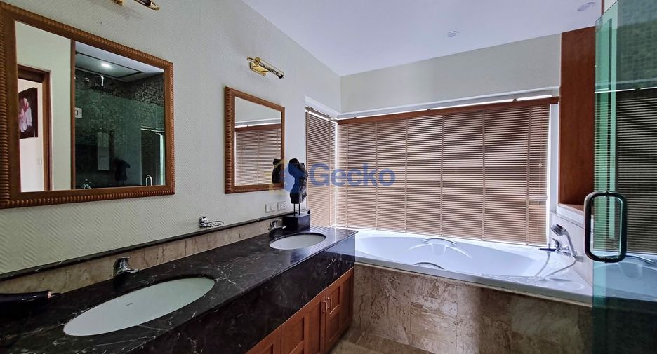 For sale 4 bedrooms house in Pratumnak, Pattaya