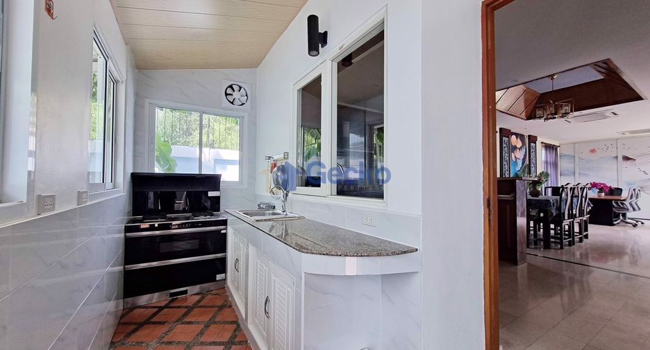For sale 4 bedrooms house in Pratumnak, Pattaya