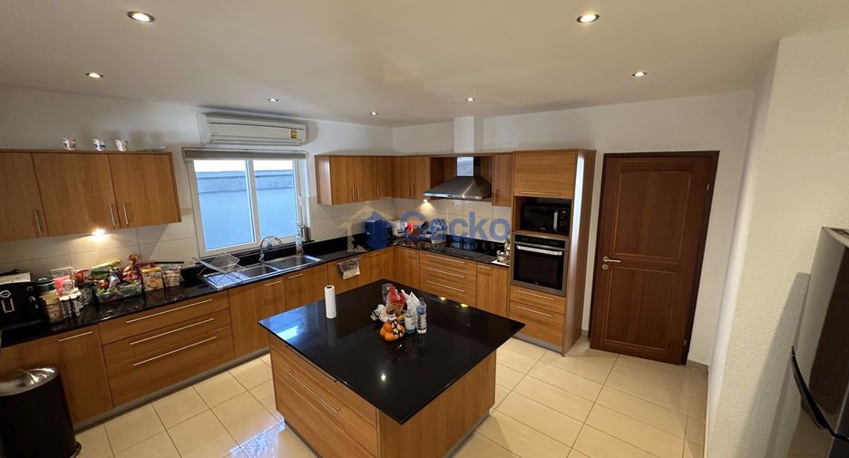 For sale 4 bedrooms house in East Pattaya, Pattaya