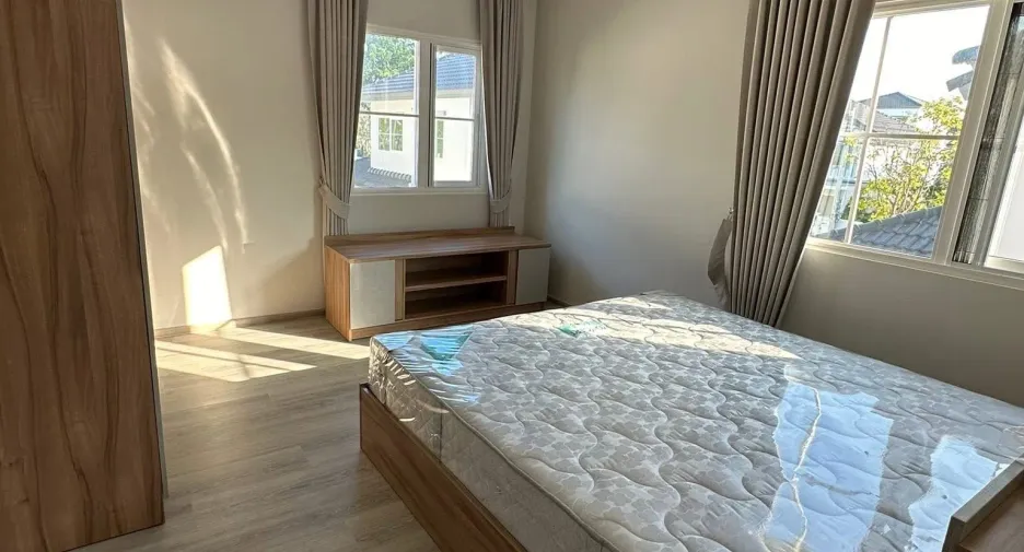 Casa en alquiler de 4 habitaciones en Bang Phli, Samut Prakan