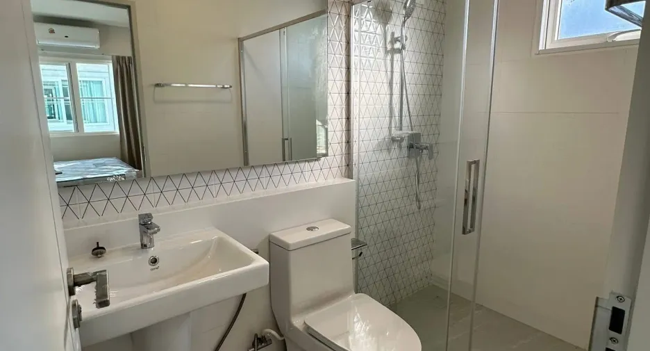 Casa en alquiler de 4 habitaciones en Bang Phli, Samut Prakan