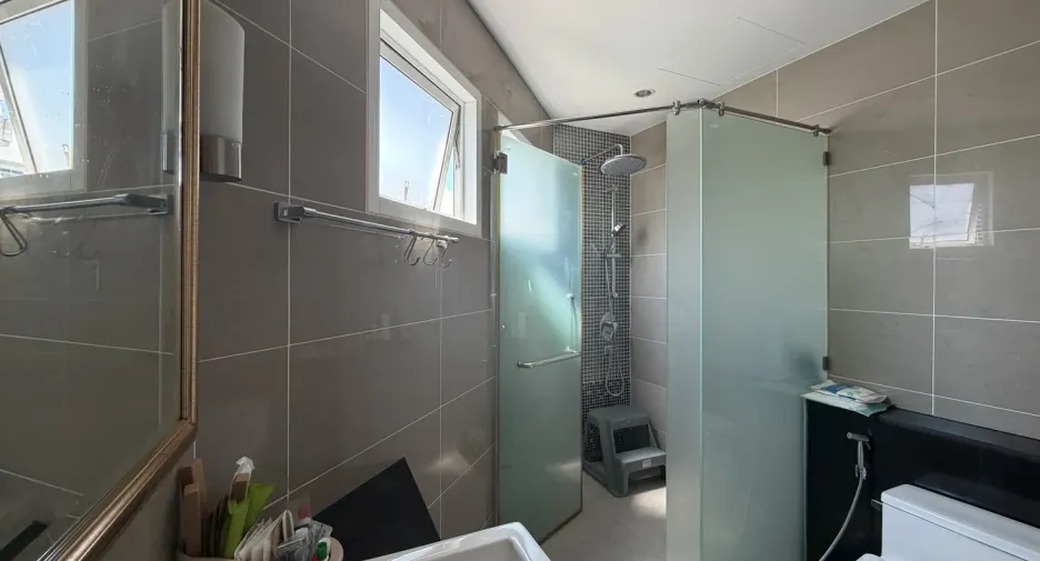 Condo en alquiler de 2 habitaciones en Huai Khwang, Bangkok