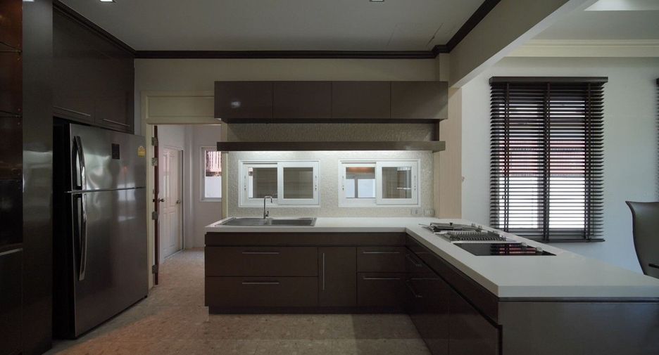 For rent 4 bedrooms house in Taling Chan, Bangkok