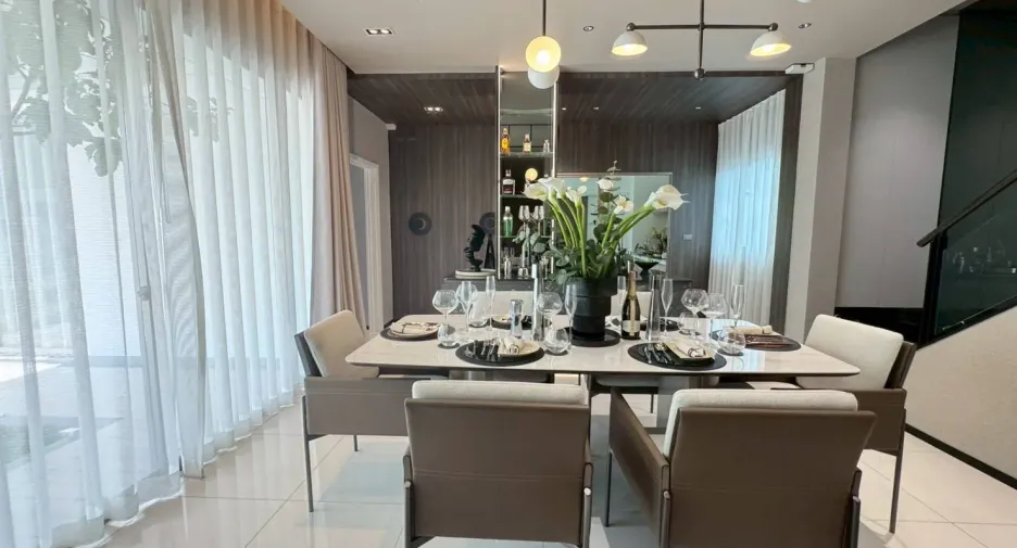 Casa en alquiler de 4 habitaciones en Saphan Sung, Bangkok