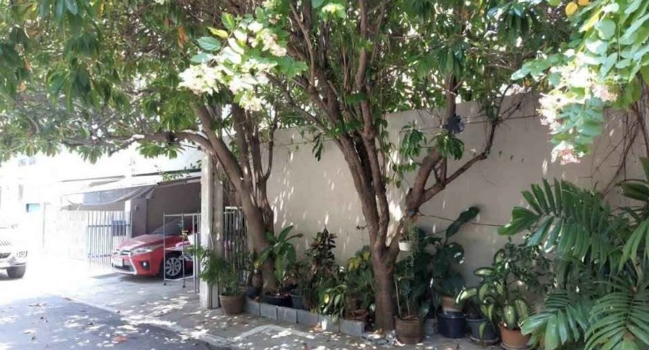For rent 3 bedrooms townhouse in Suan Luang, Bangkok