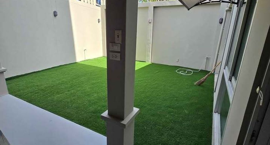For rent 3 bedrooms townhouse in Suan Luang, Bangkok