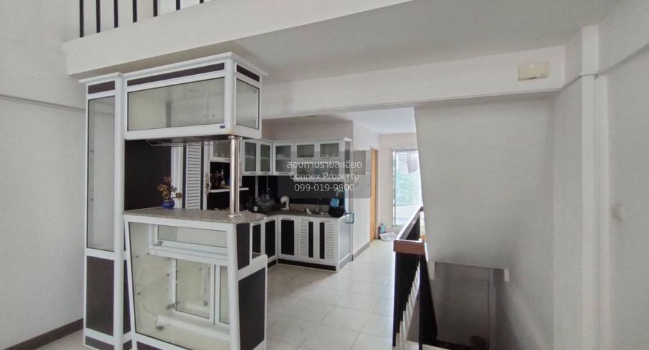 À vendre 3 chambres maison de ville à Bang Khae, Bangkok