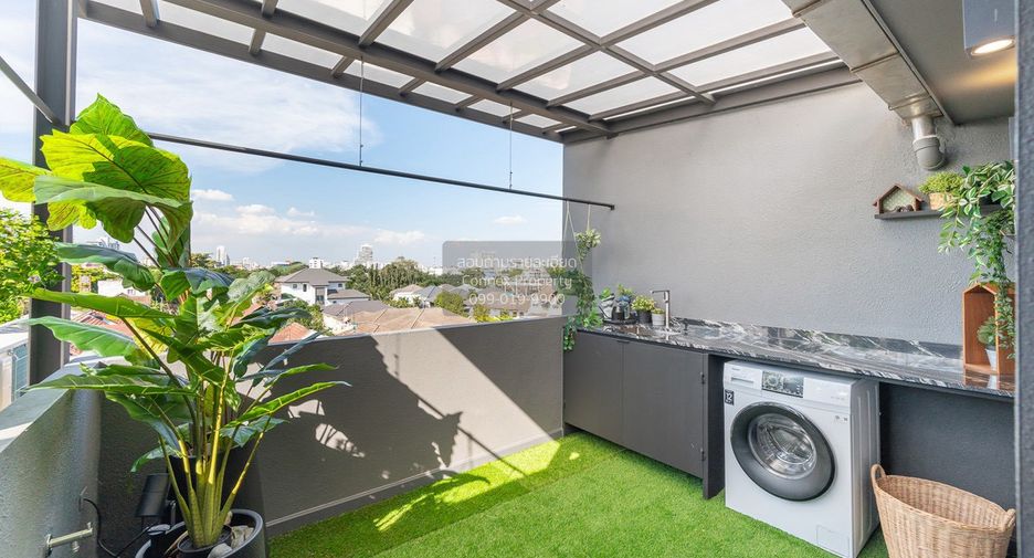 For sale 3 bedrooms townhouse in Huai Khwang, Bangkok