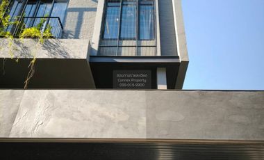 For sale 3 bedrooms townhouse in Huai Khwang, Bangkok