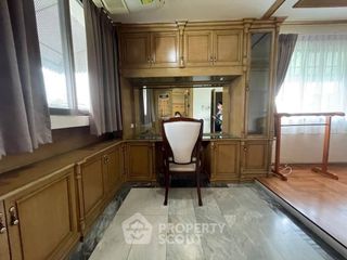 Casa adosada en alquiler de 3 habitaciones en Phra Khanong, Bangkok
