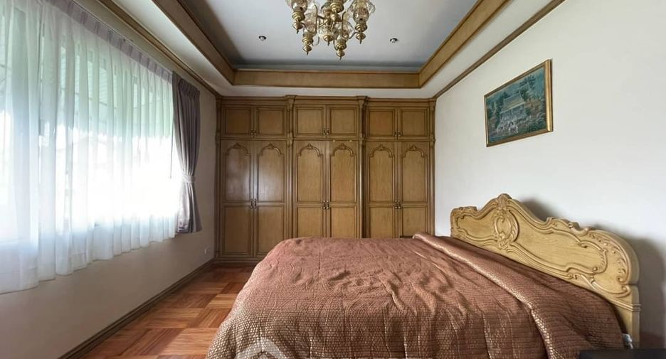 Аренда 3 спальни таунхаус в Пхра Кханонг, Бангкок