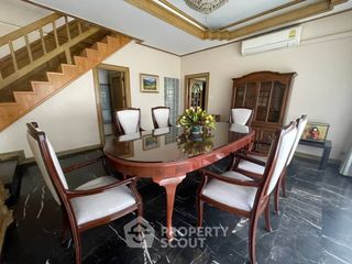 Casa adosada en alquiler de 3 habitaciones en Phra Khanong, Bangkok