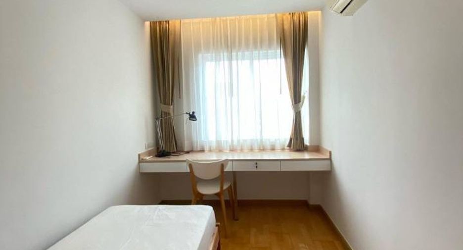 For rent 3 bedrooms condo in Phra Khanong, Bangkok