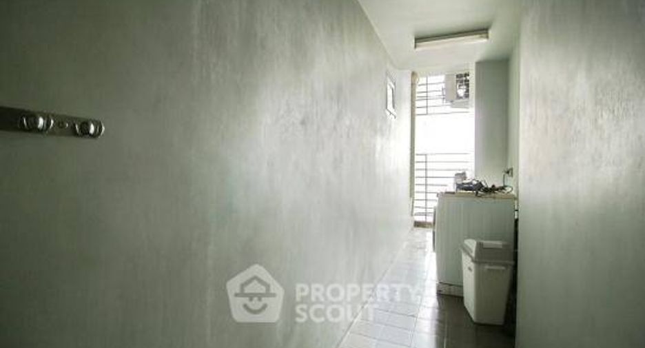 Wohnung zur Miete mit 3 Zimmer in Huai Khwang, Bangkok
