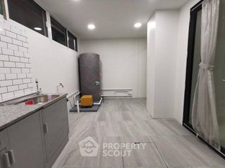 For rent 4 bedrooms townhouse in Yan Nawa, Bangkok