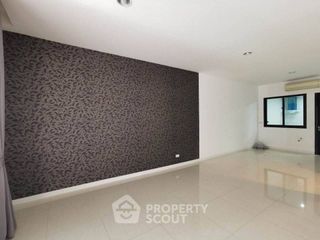 For rent 4 bedrooms townhouse in Yan Nawa, Bangkok