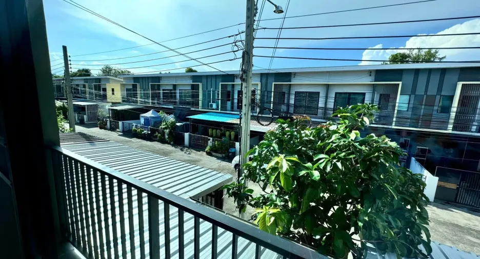 For rent 2 bedrooms townhouse in Suan Luang, Bangkok