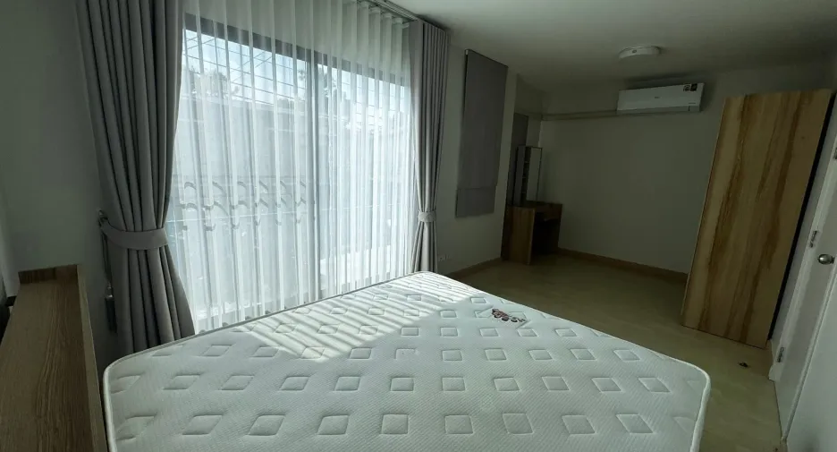 For rent 2 bedrooms townhouse in Suan Luang, Bangkok