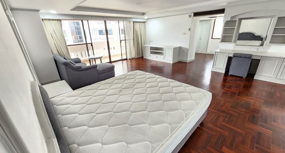 For rent 3 bedrooms condo in Watthana, Bangkok