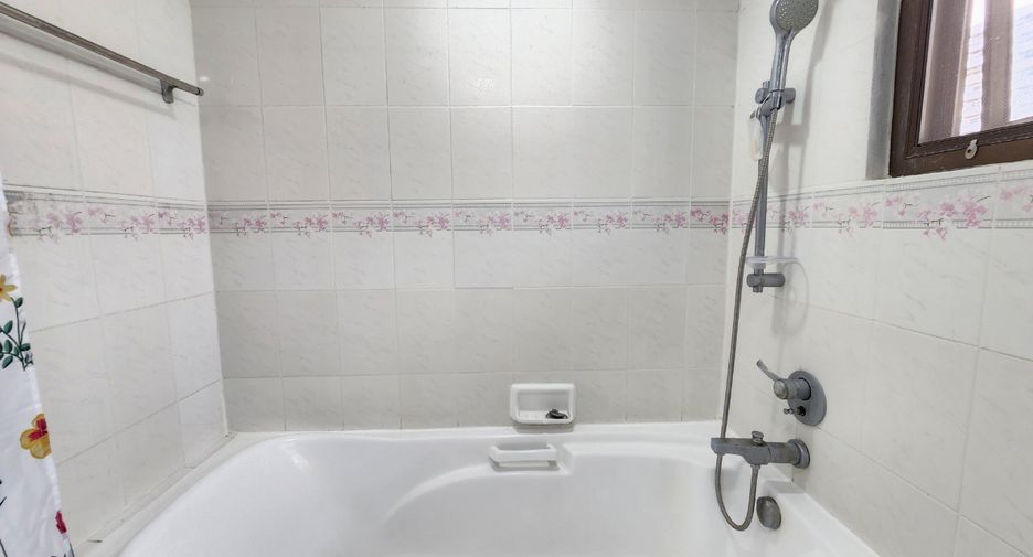 For rent 3 bedrooms condo in Watthana, Bangkok