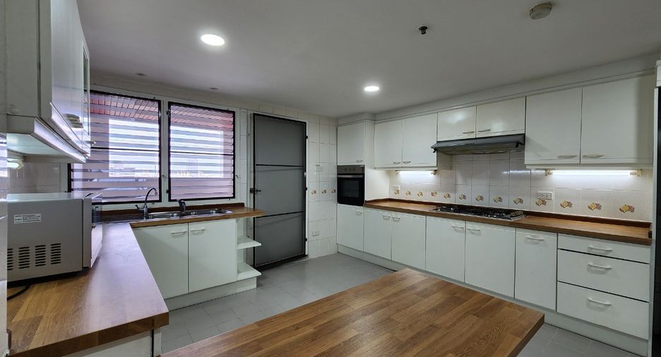 For rent 3 bedrooms condo in Watthana, Bangkok