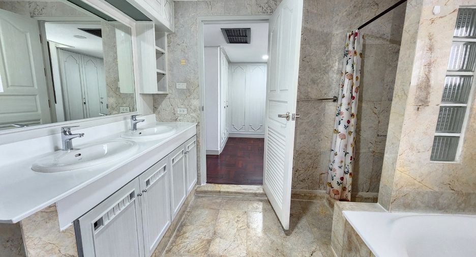 For rent 3 bedrooms condo in Watthana, Bangkok