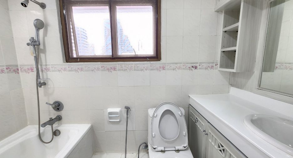 For rent 3 bedrooms condo in Watthana, Bangkok