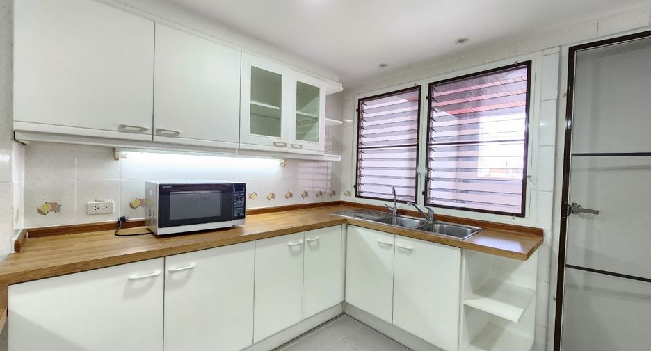 For rent 3 bedrooms condo in Watthana, Bangkok