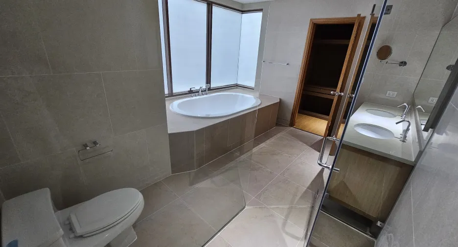 Wohnung zur Miete mit 3 Zimmer in Khlong Toei, Bangkok
