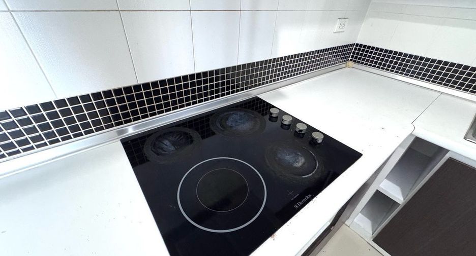 For rent 3 bedrooms condo in Watthana, Bangkok
