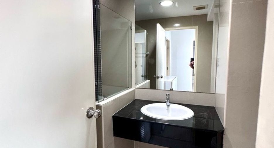 For rent 3 bedrooms condo in Watthana, Bangkok