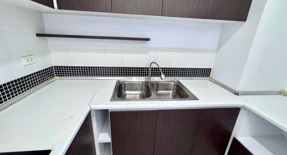 For rent 3 bedrooms condo in Watthana, Bangkok