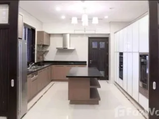 Casa en alquiler de 4 habitaciones en Khlong Toei, Bangkok