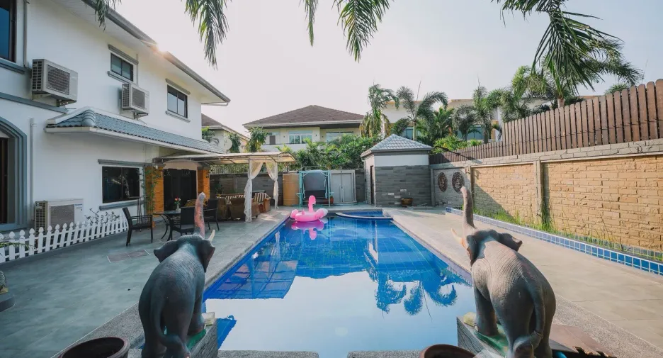 For rent 6 bedrooms villa in Jomtien, Pattaya