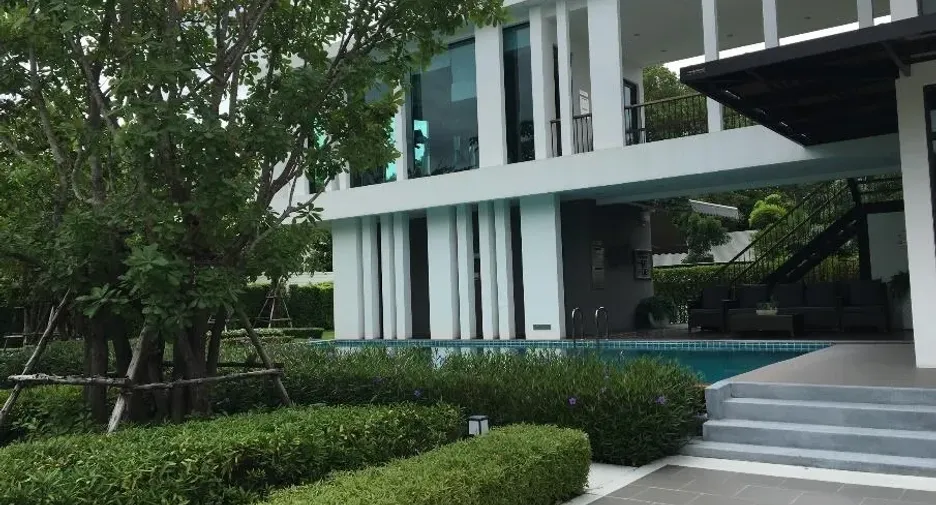 Casa en alquiler y en venta de 3 habitaciones en Bang Na, Bangkok