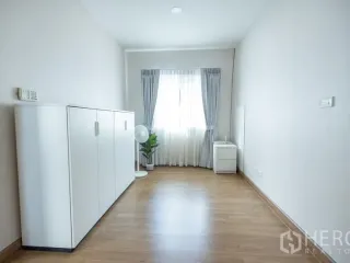 Haus zur Miete und zum Kauf mit 4 Zimmer in Prawet, Bangkok