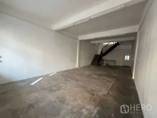 For rent retail Space in Watthana, Bangkok