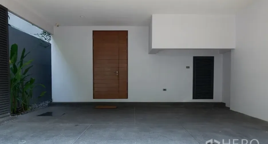 For rent 3 bedrooms townhouse in Watthana, Bangkok