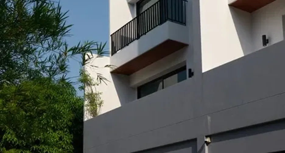 For rent 3 bedrooms townhouse in Watthana, Bangkok