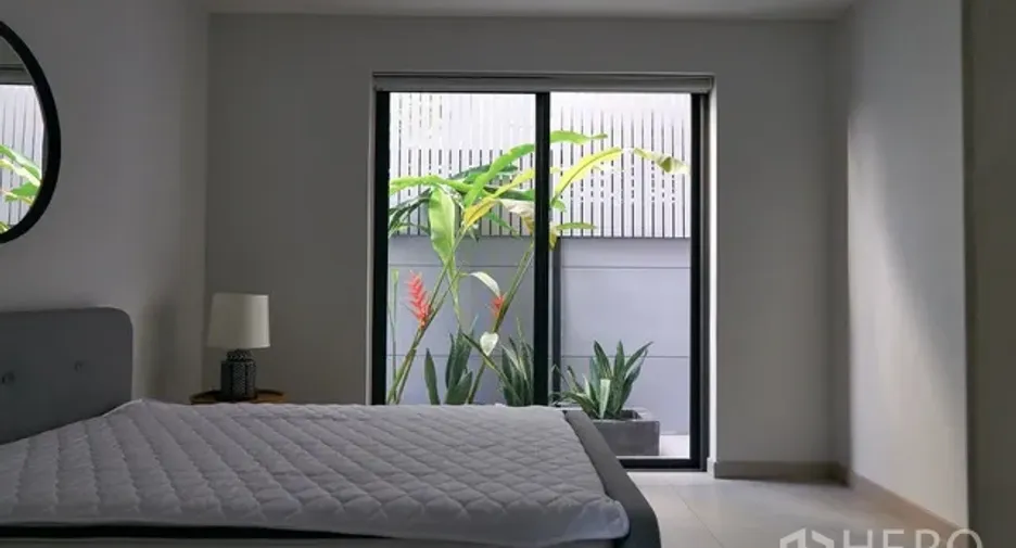 For rent 3 bedrooms townhouse in Watthana, Bangkok