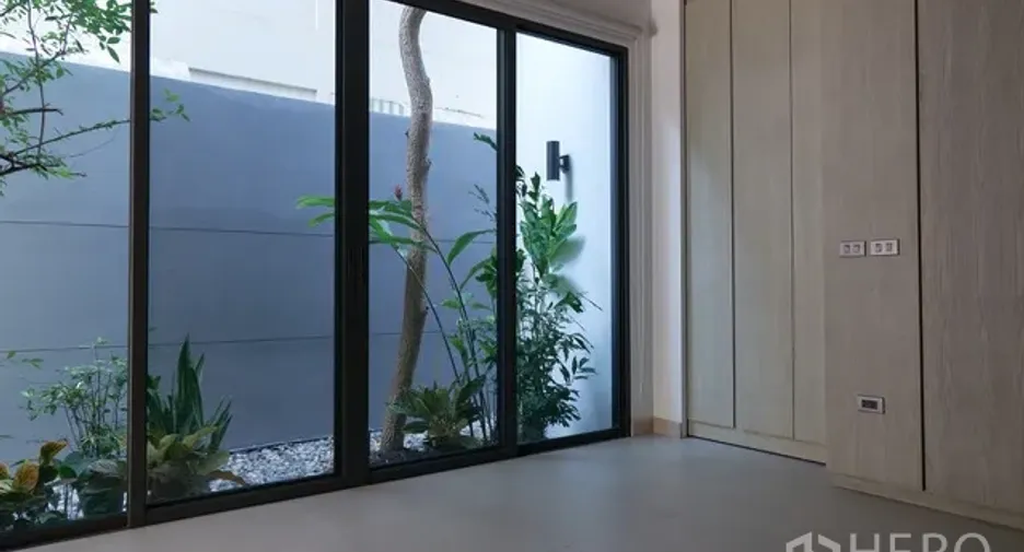 For rent 3 bedrooms townhouse in Watthana, Bangkok