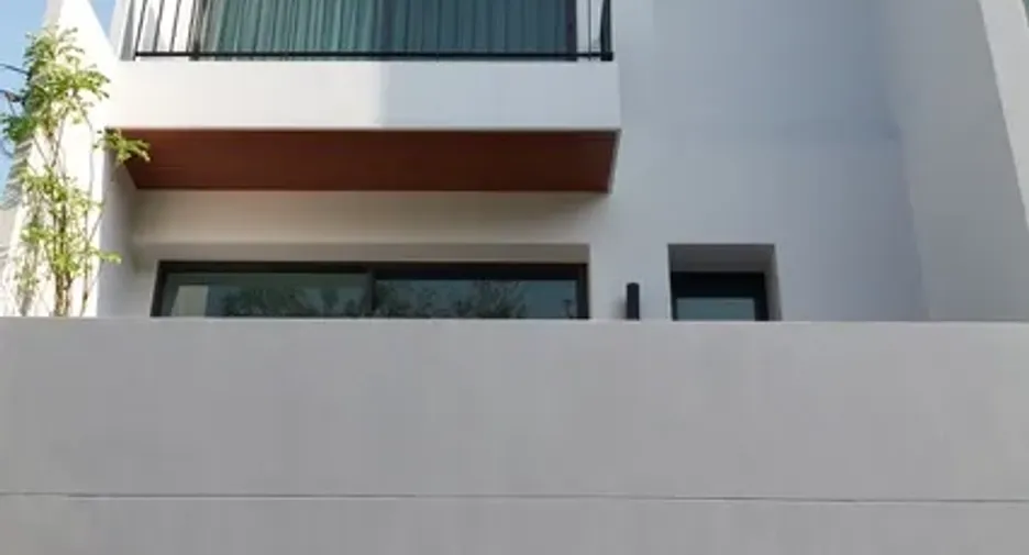 For rent 3 bedrooms townhouse in Watthana, Bangkok